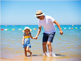 夏日海边踏浪的父女图片